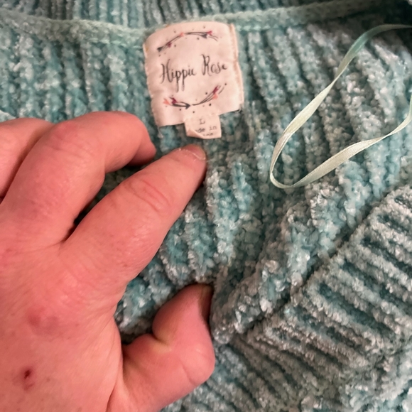 Woman's sweater bundle - Picture 3 of 4